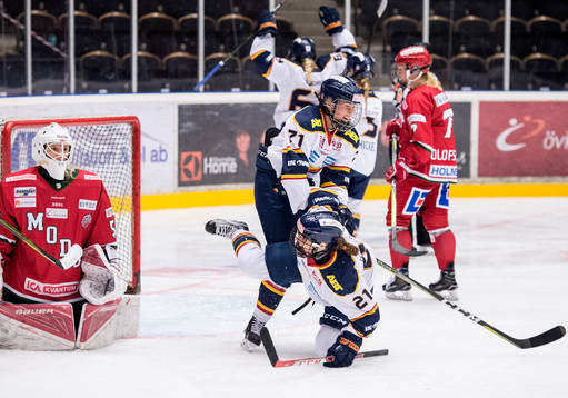 Hanna Hållander och Carrie Atkinson firar