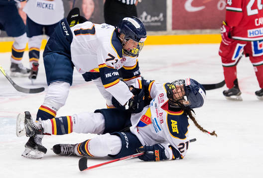 Hanna Hållander och Carrie Atkinson firar