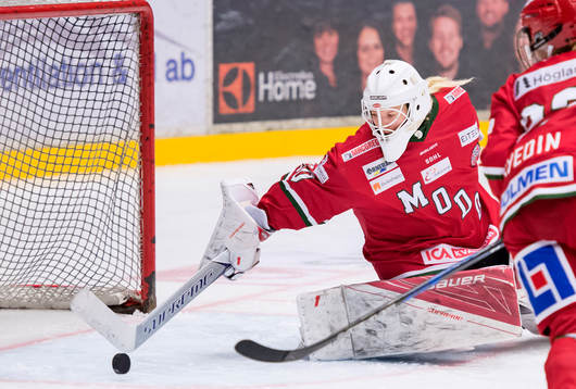 Modos Emma Söderberg räddar ett skott på mållinjen