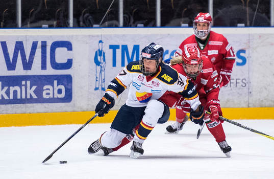 Josefine Holmgren och Deline Tedenby i kamp om pucken