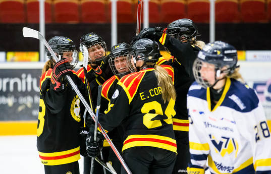Brynäs Hanna Rynander (m) jublar med lagkamrater