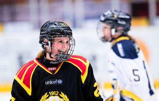 Brynäs Wilma Carlsson ler