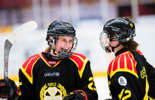 Brynäs Wilma Carlsson (v) ler med Angelica Östlund (h)