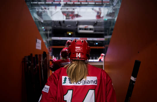 Modos Matilda Holmberg på väg mot isen