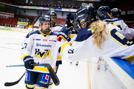 s Sanni Hakala kvitterar till 3-3 och jublar med lagkamrater
