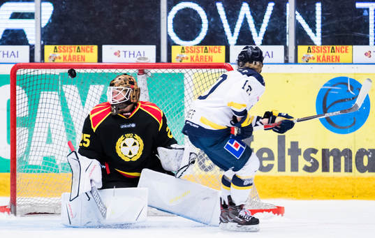 s Sabrina Zollinger missar en straff mot Brynäs målvakt
