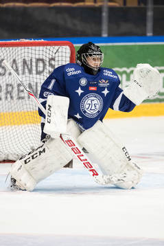 Leksands Julia Nilsson  i ishockeymatchen i SDHL mellan