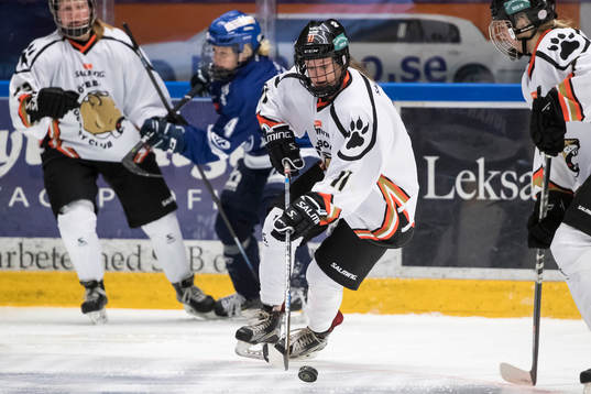 Göteborgs Caitlin Gilligan med pucken i ishockeymatchen i