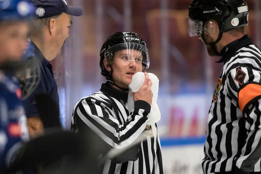 Linjedomare Michael Vikström i ishockeymatchen i SDHL