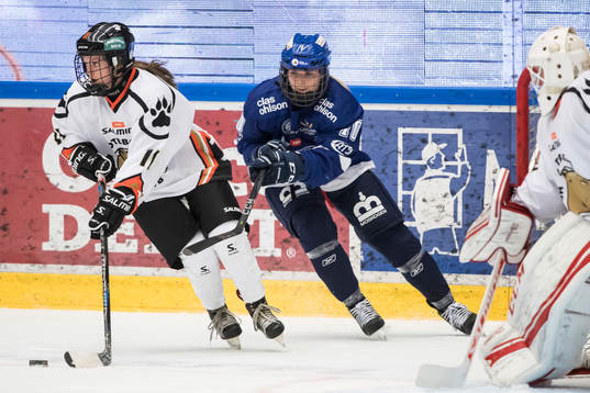 Leksands Ilze Bicevska jagar Göteborgs Caitlin Gilligan  i