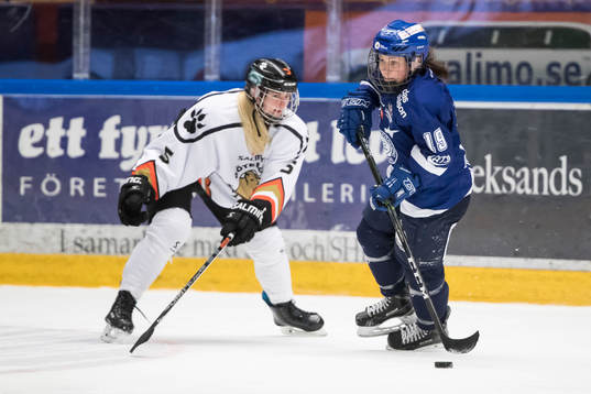 Göteborgs Ellen Selven och Liga Miljone  i ishockeymatchen