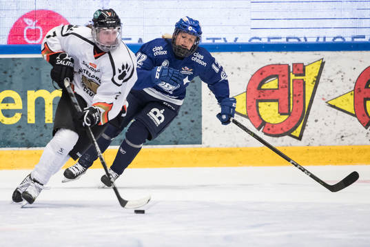 Göteborgs Alexandra Moore jagas av Leksands Emelie Berlin