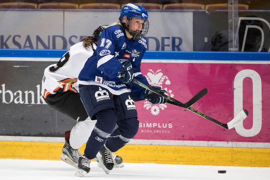 Leksands Hanna Lindqvist  i ishockeymatchen i SDHL mellan