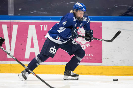 Leksands Wilma Johansson  i ishockeymatchen i SDHL mellan