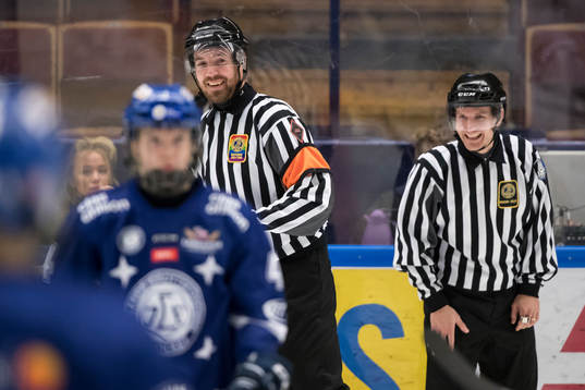 Domare Henrik Nybberg och linjedomare Michael Vikström i