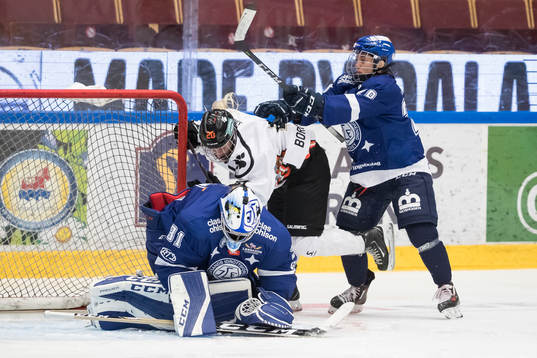 Leksands Iveta Koka tacklar Göteborgs Anna Borgfeldt