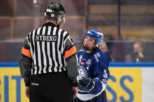 Leksands Elin Lundberg pratar med domare Henrik Nyberg i