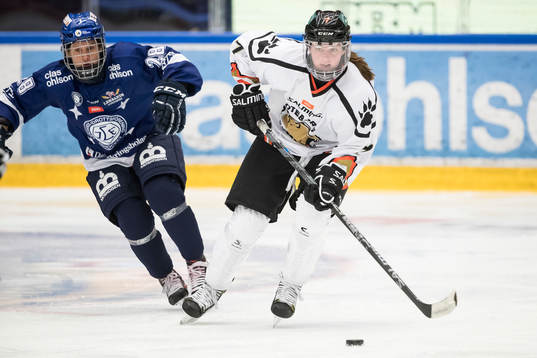 Leksands Iveta Koka jagar Göteborgs Alexandra Moore  i
