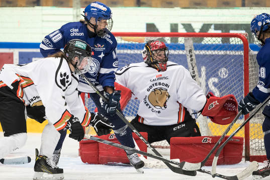Leksands Ilze Bicevska framför Göteborgs målvakt Jule