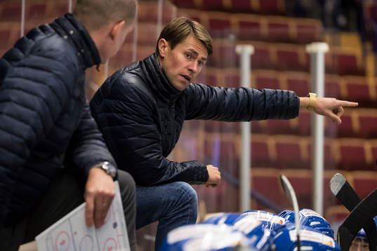 Leksands tränare Alexander Bröms  i ishockeymatchen i