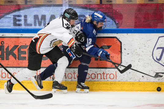 Leksands Emelie Berlin och Göteborgs Matilda Carlsson i