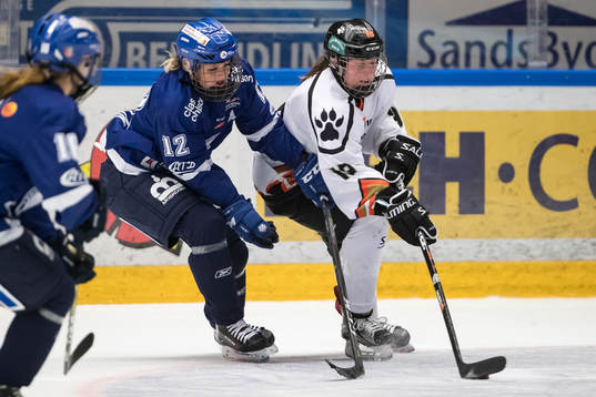 Leksands Emelie Berlin och Göteborgs Genevieve Bannon  i