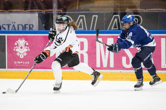Göteborgs Alexandra Moore jagas av Leksands Ilze Bicevska