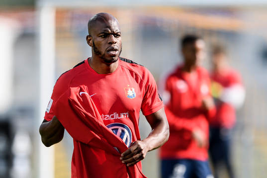 Örgrytes Hakeem Araba före fotbollsmatchen i Superettan