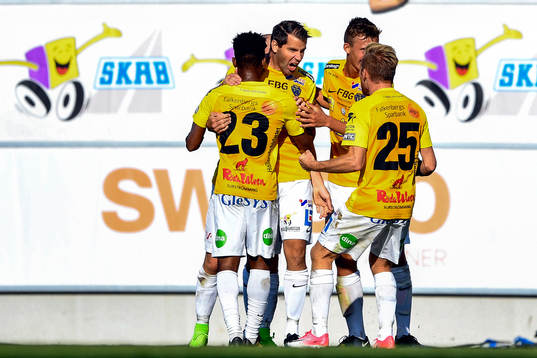 Falkenbergs Stefan Rodevåg jublar med lagkamrater