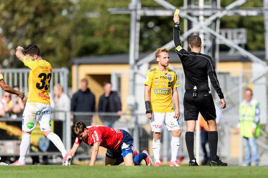 Falkenbergs Tobias Englund får en varning av domare Victor