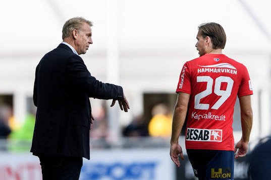 Örgrytes tränare Sören Börjesson ger instruktioner till