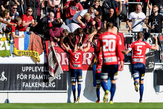 Örgrytes Albin Skoglund jublar med publiken
