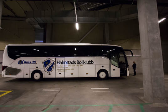 Halmstads spelarbuss i Friends Arena innan fotbollsmatchen