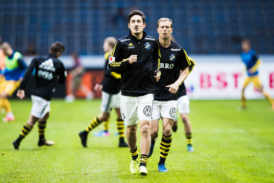 s Stefan Ishizaki och Per Karlsson innan fotbollsmatchen i