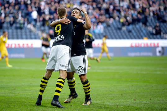 s Rasmus Lindkvist och Nicolas Marcelo Stefanelli jublar