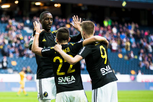 s Henok Goitom jublar med Nicolas Stefanelli och Rasmus