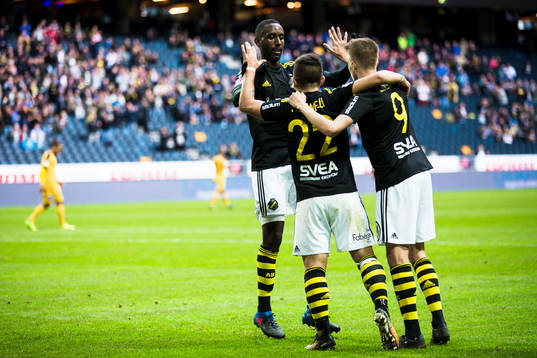 s Henok Goitom jublar med Nicolas Stefanelli och Rasmus