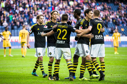 s Nicolas Stefanelli (m) jublar med Henok Goitom ,