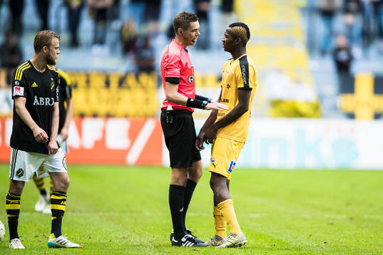 Domare Magnus Lindgren och Halmstads Aboubakar Keita