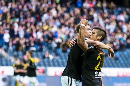 s Nicolas Stefanelli (h) jublar med Rasmus Lindkvist