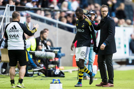 s Henok Goitom klappas om av tränare Rikard Norling