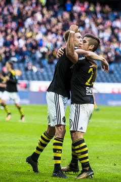 s Nicolas Stefanelli (h) jublar med Rasmus Lindkvist