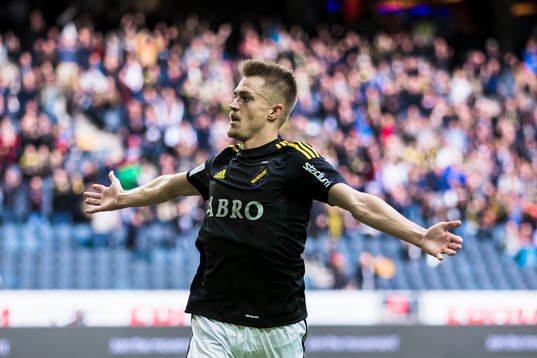 s Rasmus Lindkvist jublar