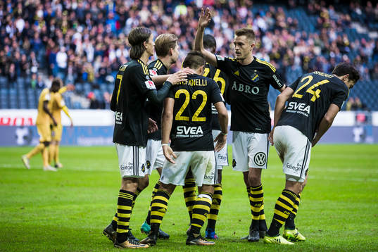 s Nicolas Stefanelli jublar med Kristoffer Olsson  och