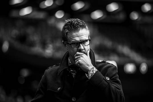 s tränare Rikard Norling innan fotbollsmatchen i