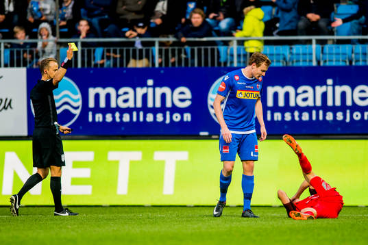 Christer Reppesgård Hansen of Sandefjord is shown a yellow