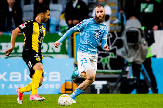 Malmö FFs Jo Inge Berget bevakar Hammarbys Jiloan Hamad