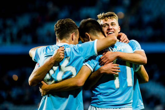 Malmö FFs Andreas Vindheim och Mattias Svanberg kramar om
