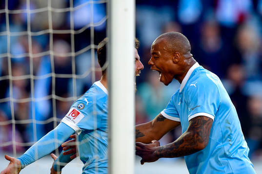 Malmö FFs Erdal Rakip jublar med Carlos Strandberg