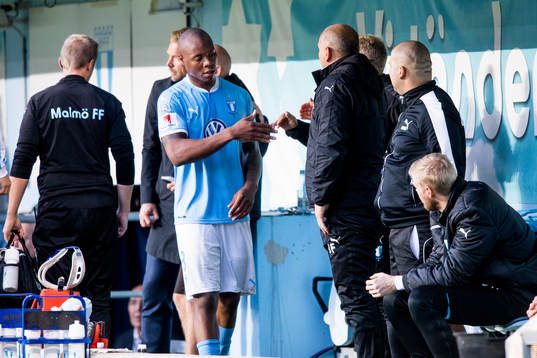 Malmö FFs Carlos Strandberg på bänken